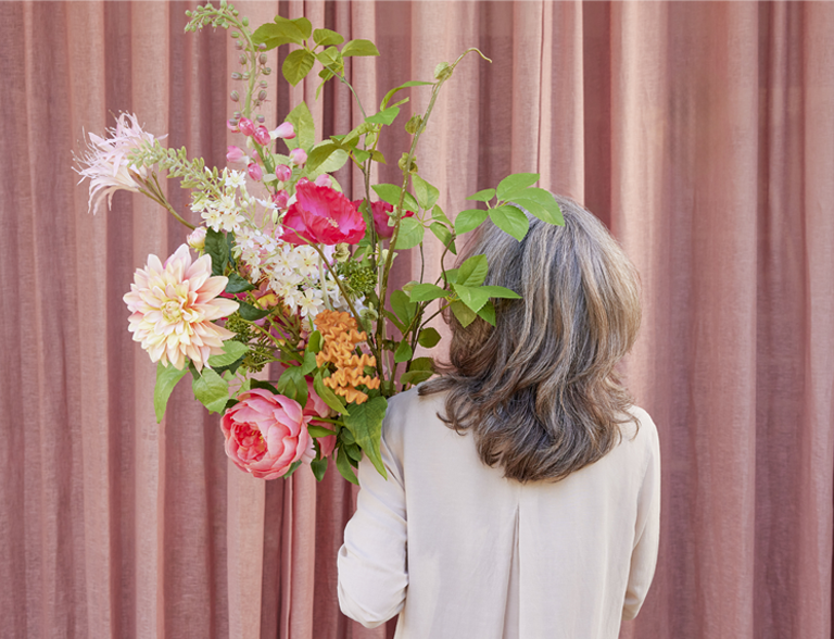 Madame Fleurie met boeket