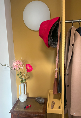 Boeket Zijden bloemen in de gang