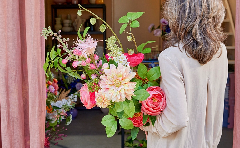Stylist met kunstbloemen/ zijden bloemen