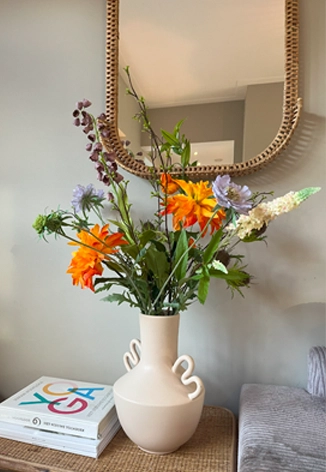 Oranje kunstbloemen in vaas
