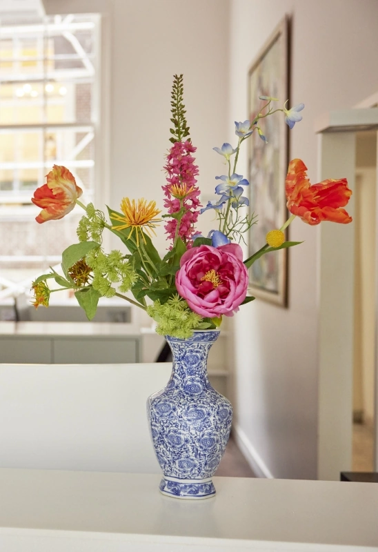 Zijden bloemen op balie